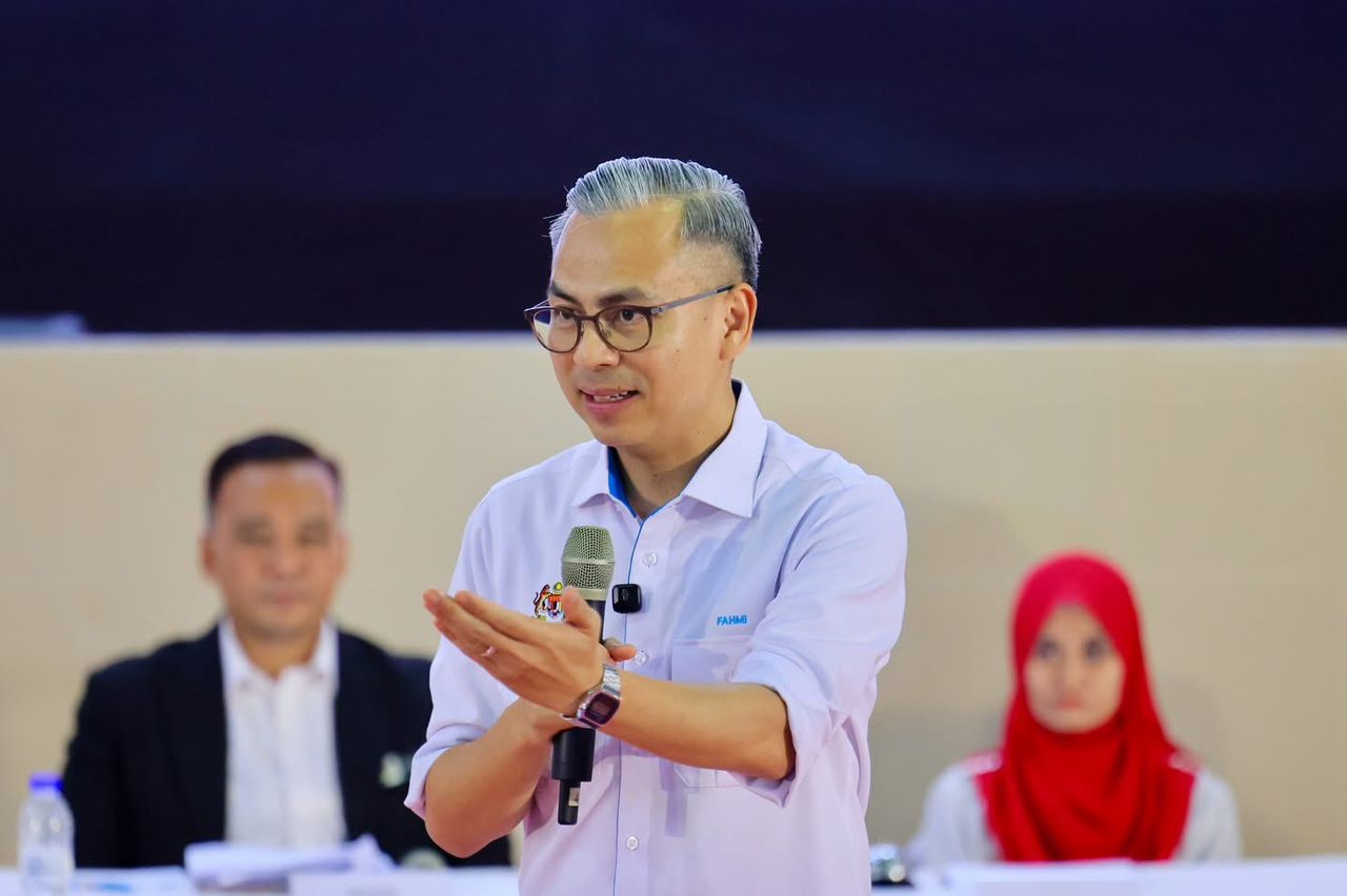 Atilia Harun menyanyi penuh emosi mempromosikan lagu Dimanakah Kau Sore Ini