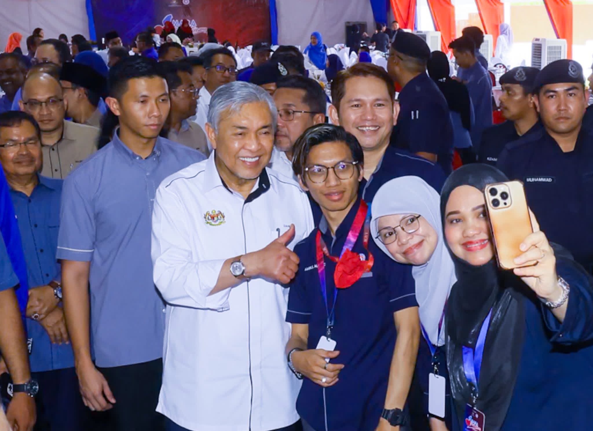 Atilia Harun menyanyi penuh emosi mempromosikan lagu Dimanakah Kau Sore Ini