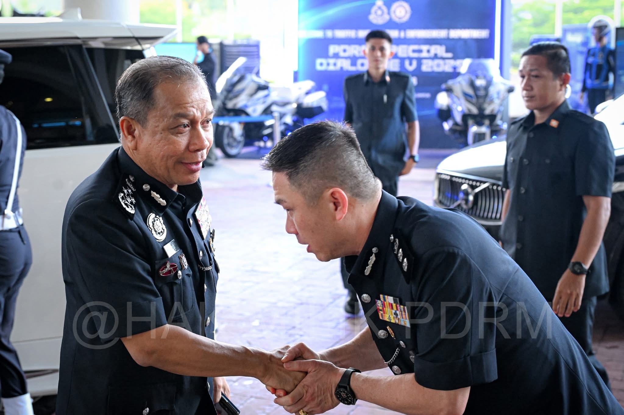 Atilia Harun menyanyi penuh emosi mempromosikan lagu Dimanakah Kau Sore Ini