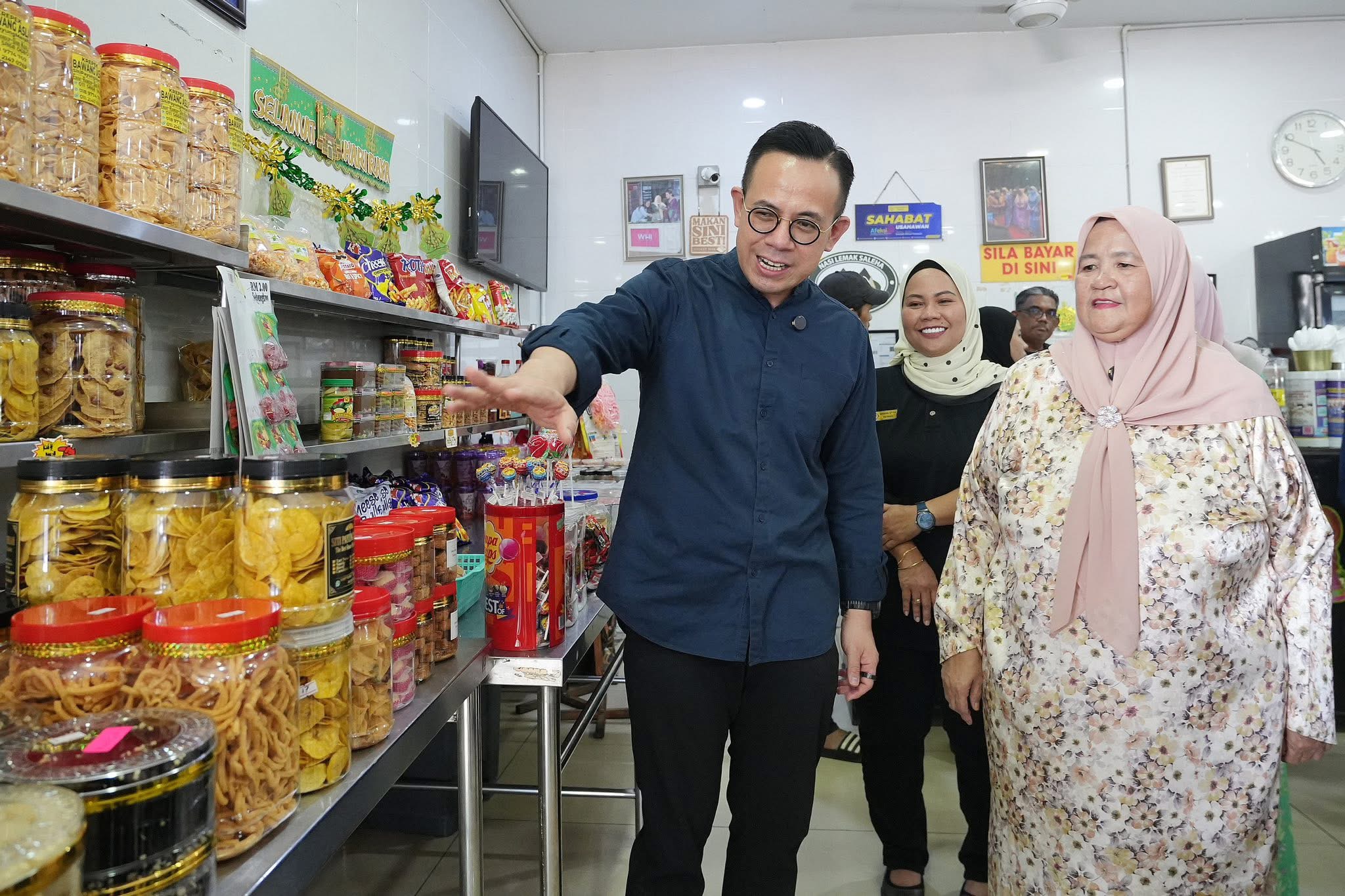 Atilia Harun menyanyi penuh emosi mempromosikan lagu Dimanakah Kau Sore Ini