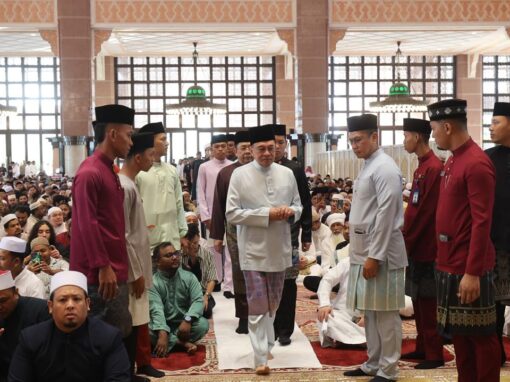 Anwar tunai solat Aidiladha di Masjid Putra