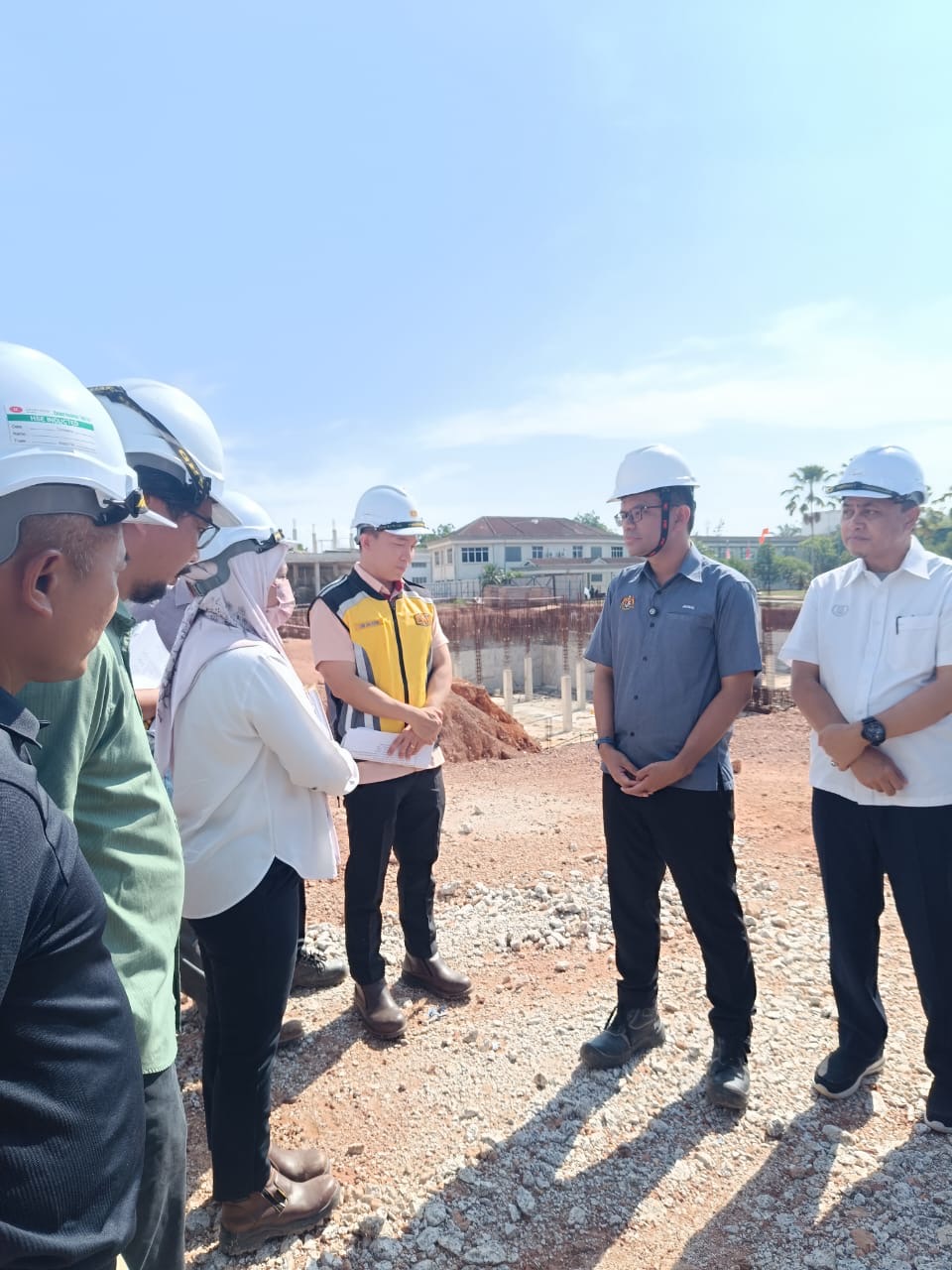 Atilia Harun menyanyi penuh emosi mempromosikan lagu Dimanakah Kau Sore Ini
