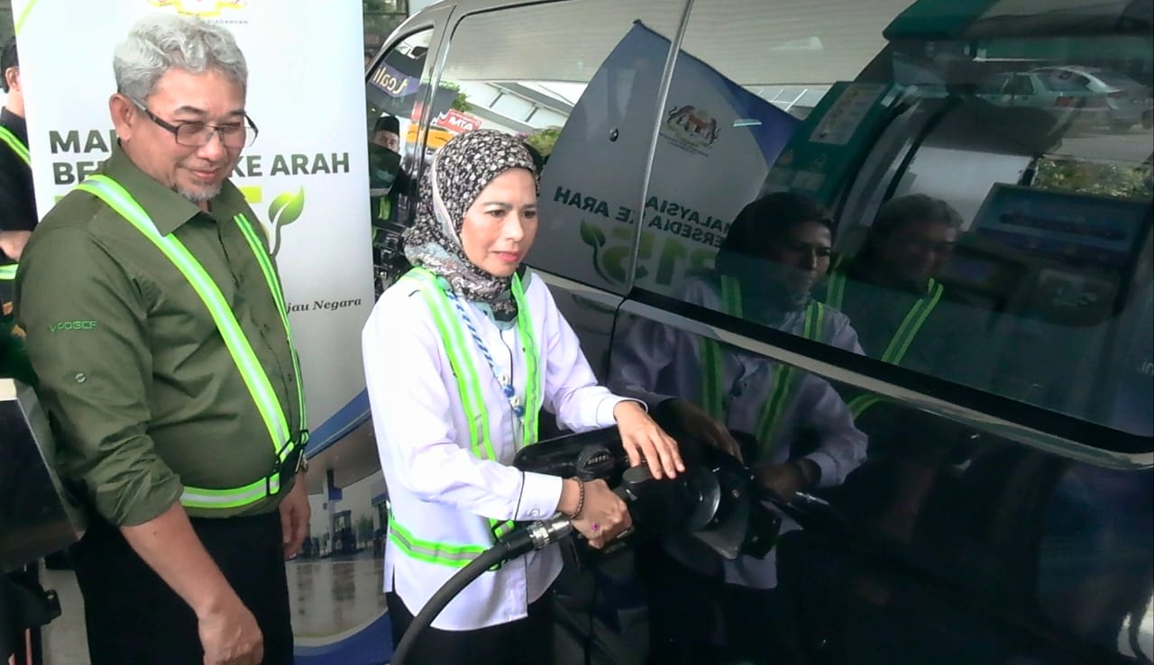 Atilia Harun menyanyi penuh emosi mempromosikan lagu Dimanakah Kau Sore Ini