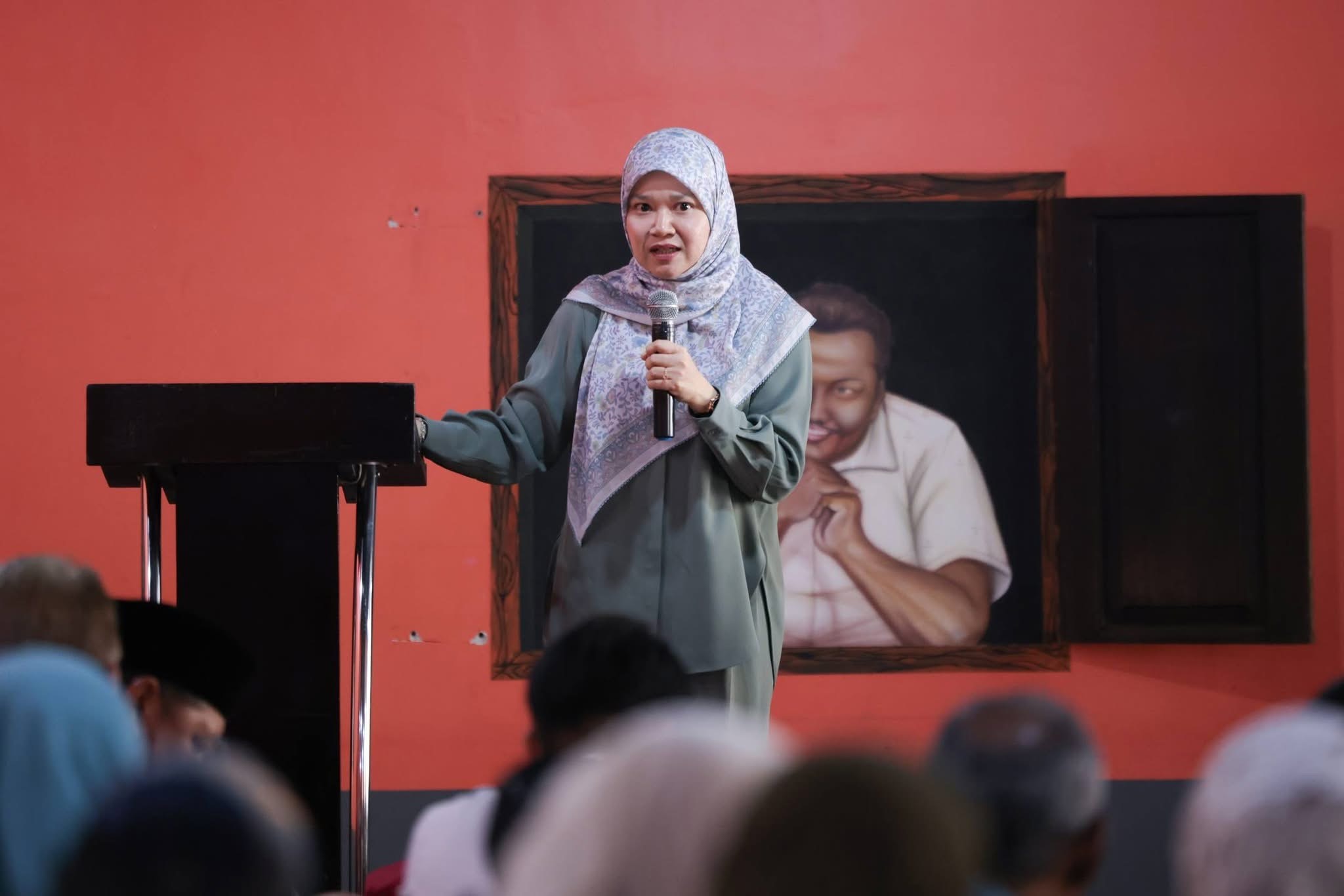 Atilia Harun menyanyi penuh emosi mempromosikan lagu Dimanakah Kau Sore Ini