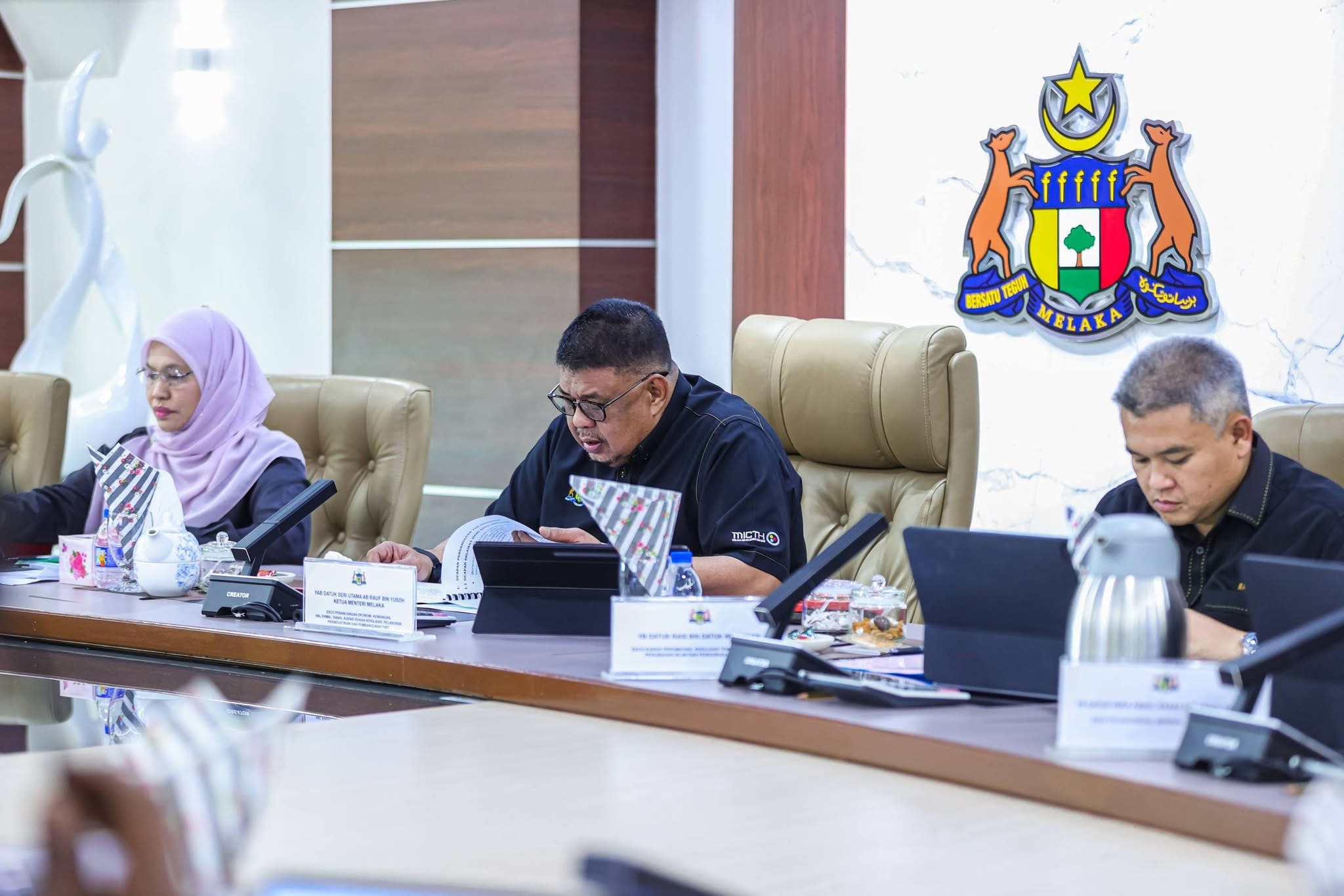 Atilia Harun menyanyi penuh emosi mempromosikan lagu Dimanakah Kau Sore Ini