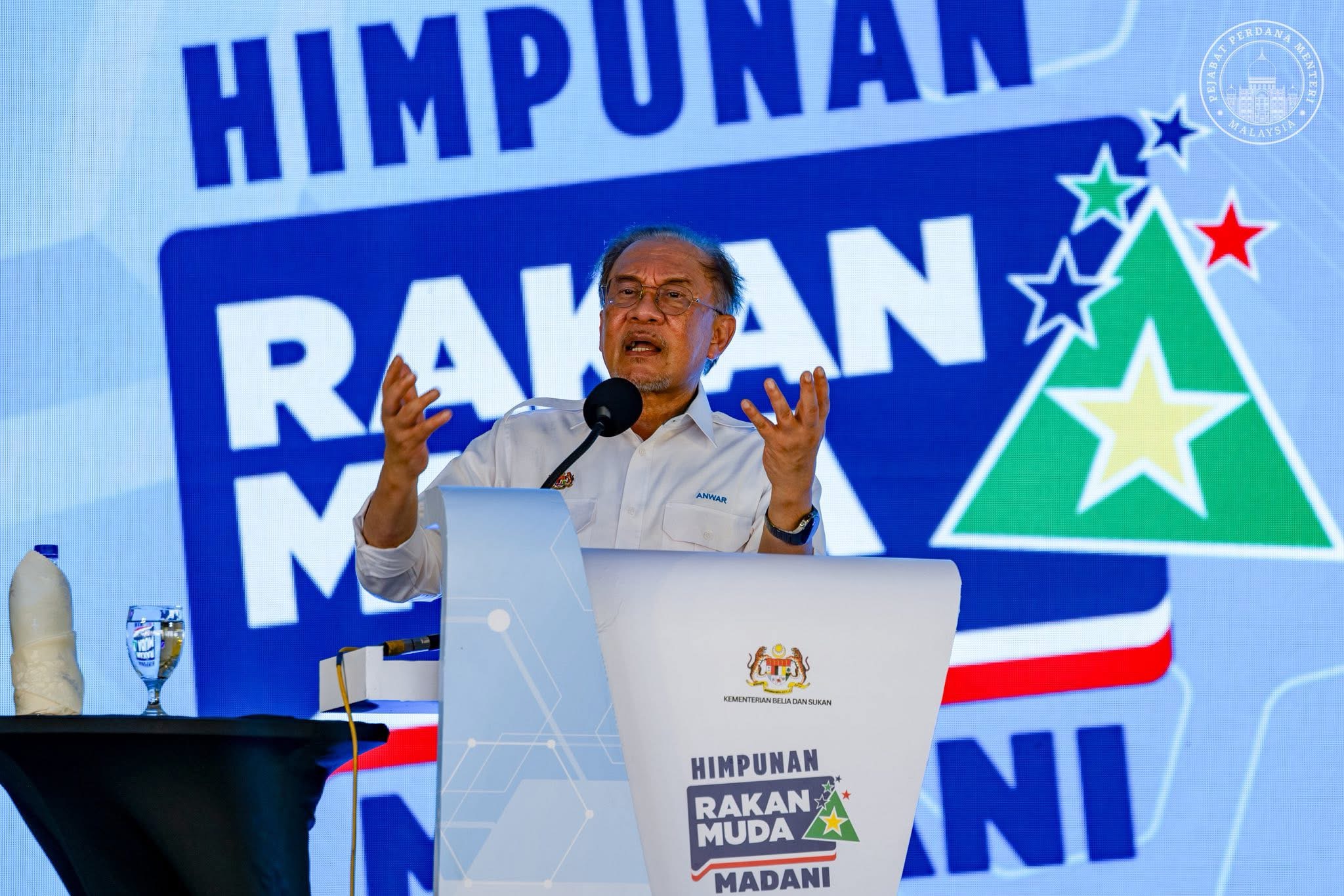 Atilia Harun menyanyi penuh emosi mempromosikan lagu Dimanakah Kau Sore Ini