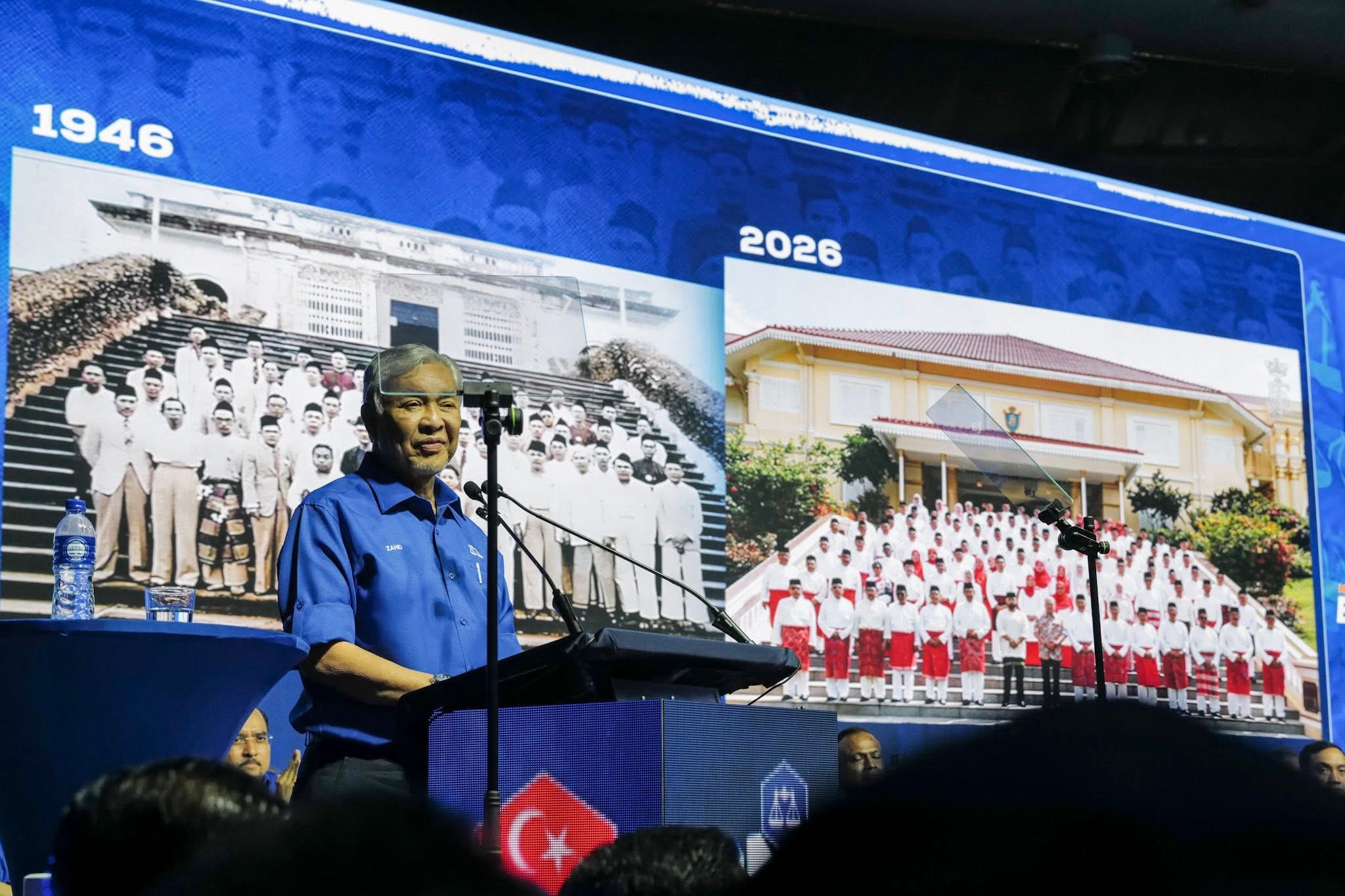 Atilia Harun menyanyi penuh emosi mempromosikan lagu Dimanakah Kau Sore Ini
