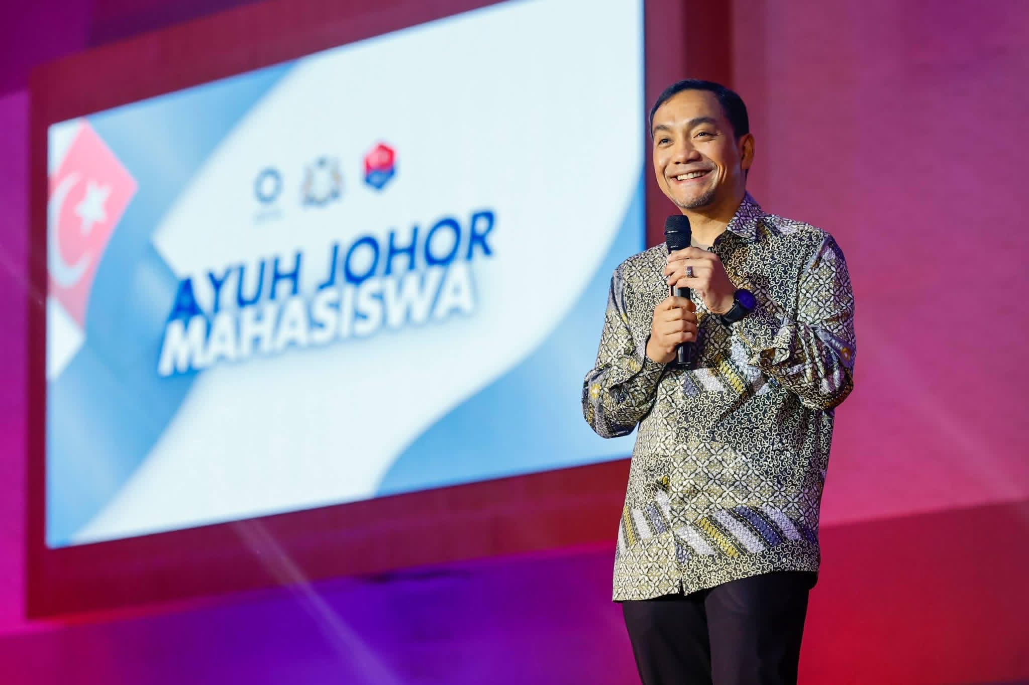 Atilia Harun menyanyi penuh emosi mempromosikan lagu Dimanakah Kau Sore Ini